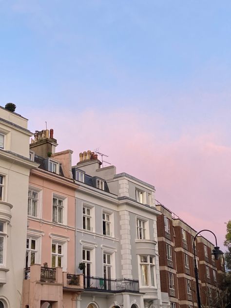 Houses lining primrose hill park Hill Homes, Primrose Hill London, London Tips, London Dreams, London Living, Primrose Hill, Living In England, London Baby, London Aesthetic