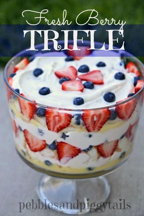 How to make easy Fresh Berry Trifle Dessert! Perfect treat for summer picnics, fancy parties, or the 4th of July! Easy trifle dessert recipe Angel Food Trifle, Oreo Trifle, Easy Trifle, Fruit Trifle, Oreo Desserts, Dessert Summer, Beaux Desserts, Dessert Oreo, Berry Trifle