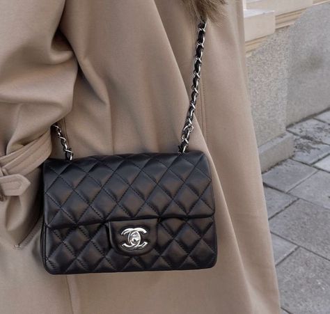 Chanel Black Classic Flap Outfit, Chanel Black Bag Outfit, Chanel Mini Classic Flap, Classic Bags Woman, Chanel Aesthetic Bag, Chanel Bag Classic Flap, Chanel Classic Flap Bag Outfit, Black Chanel Bag Outfit, Chanel Bags Aesthetic