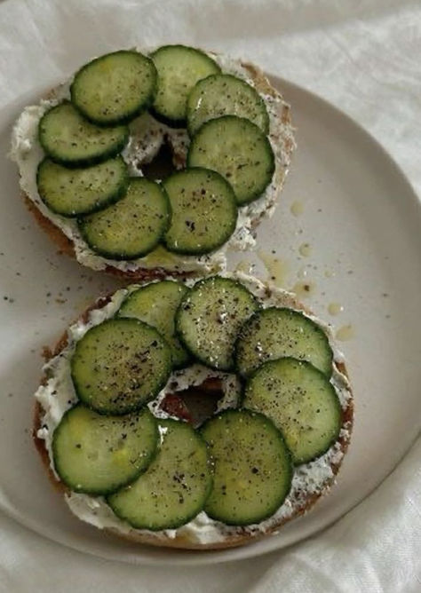 cucumber on bagel with creeme cheese, easy at home meal Healthy Meal Aesthetic, Bagel Lunch, Healthy Bagels, Breakfast Bagels, Healthy Bagel, Healthy Food Dishes, Healthy Food Motivation, Delicious Snacks Recipes, Food Is Fuel