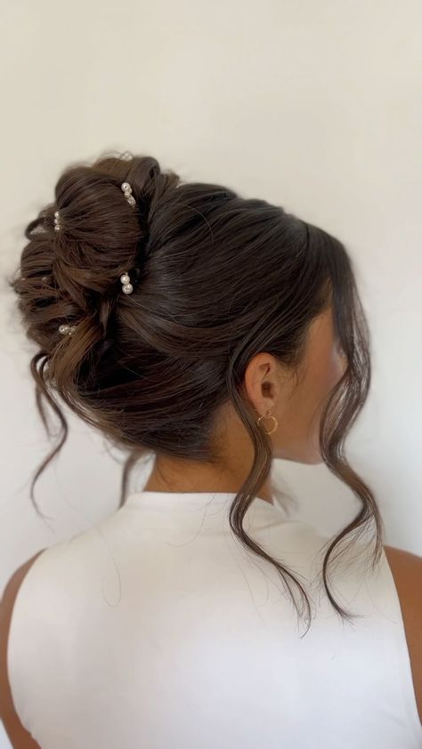 Instagram 2025 Bridal Hair Trends, Veil Updo Hairstyles, Minimalist Wedding Hairstyles, Hair Up Wedding Styles, French Twist Bridal Hair, Slicked Back Bun Wedding Hair, Pulled Back Wedding Hair, Brunette Updo Wedding, Veil With Updo