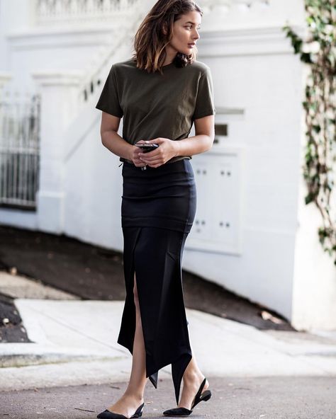 7,958 Likes, 102 Comments - SARA DONALDSON (@harperandharley) on Instagram: “Black and khaki 👯” Black And Khaki, Look Office, Outfit Formulas, Summer Work Outfits, Elegante Casual, 가을 패션, Looks Style, Black Skirt, Look Chic