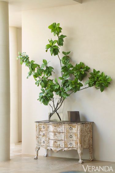 just love this....simply natural and yet it makes such a statement!!! Idyllic California Retreat - Veranda Interior Still Life, Diy Pillow Covers, Modern Country Style, Home Floral Arrangements, Lets Stay Home, Timeless Furniture, Architectural Photographers, Traditional Home, Plant Shelves