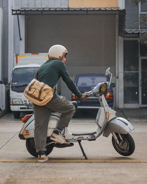 vespa and gootium • ___________________________________ #vintage ##menswear #menstyle #ruggedcasualstyle #stylemen #mensoutfit #retro #januardwijuang Vespa Helmet, Urban Bike Style, Vintage Moped, Retro Scooter, Scooter Helmet, Bike Aesthetic, Vintage Menswear, Motorcycle Cover, Vespa Lambretta