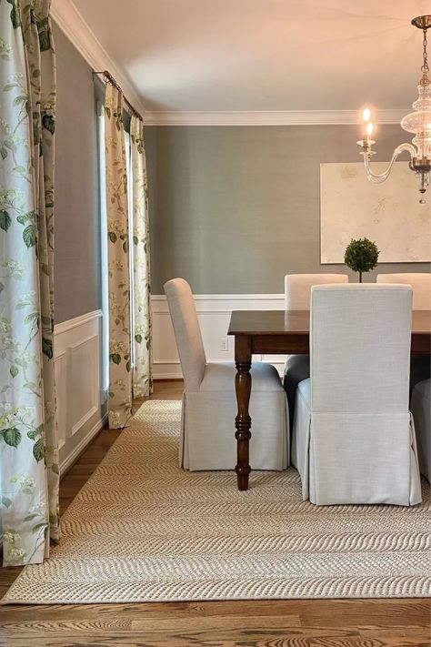 Grass Cloth Wallpaper Foyer, Navy Grasscloth Dining Room, Dining Room With Grasscloth Wallpaper, Green Grasscloth Wallpaper Dining Room, Dining Room Inspiration Wallpaper, Grass Cloth Dining Room, Grass Cloth Wallpaper Dining Room, Wallpaper Ideas Dining Room, Wallpaper Dining Room Ideas