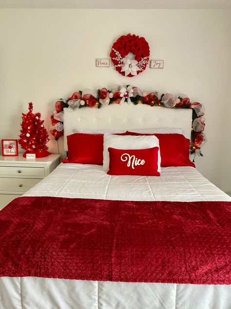 Make A Bed Like A Hotel, Christmas Decor In Bedroom, Red And White Christmas Bedroom, Cozy Living Room Christmas, Xmas Room Decor, Christmas Room Inspiration, Ideas For Rooms, Christmas Cosy, Decorated Living Room