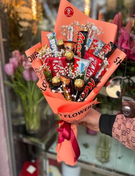 Chocolate Candy Bouquet Diy, Diy Bouquet With Chocolate, Candy Birthday Present Ideas, Chocolate And Flower Bouquet Gift Ideas, Diy Flower And Chocolate Bouquet, Diy Flower Bouquet With Chocolate, Cute Chocolate Bouquet, Chocolate Candy Bouquet, Bouquet Food Gift Ideas