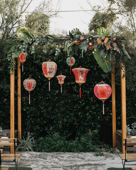 The Ceremony Setup Wedding Decoration Checklist, Vintage Chinese Lanterns, Chinese Wedding Favors, Tea Ceremony Wedding, Modern Chinese Wedding, Chinese Celebrations, Chinese Wedding Decor, Street Wedding, Multi Cultural