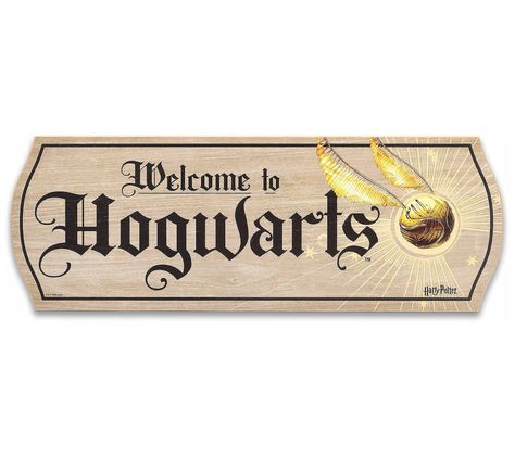 Welcome wizards, witches, and other magical visitors to your Muggle home with this Harry Potter wooden sign. From Open Roads. Printable Harry Potter Signs, Welcome To Hogwarts Sign, Hogwarts Sign, Harry Potter Signs, Hogwarts Decor, Teachers Day Celebration, Harry Potter Day, Harry Potter Halloween Party, Harry Potter Room Decor