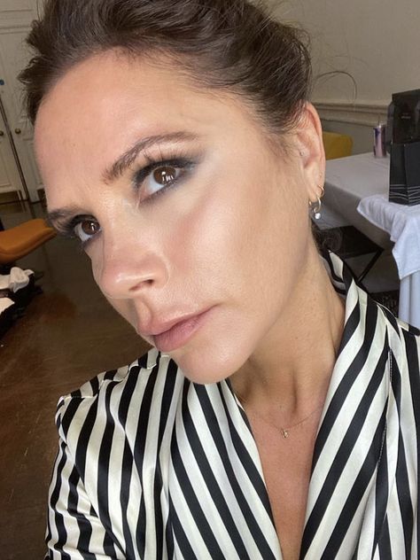 8 Products That Victoria Beckham Actually Keeps in Her Makeup Bag Victoria Beckham Makeup, Makeup 90s, Victoria Beckham Beauty, Lips Essentials, Makeup Eyebrows, Lisa Eldridge, Victoria Beckham Style, Anastasia Brow, Her Makeup