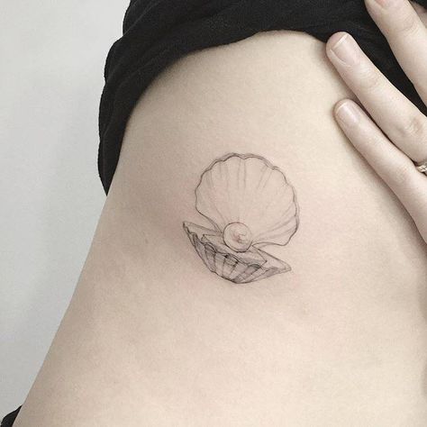 Single needle oyster tattoo on the right side ribcage. Pearl Tattoo, Shell Tattoo, Seashell Tattoos, Shell Tattoos, Ribcage Tattoo, Single Needle Tattoo, Cute Tattoos For Women, Dainty Tattoos, Tattoo Life