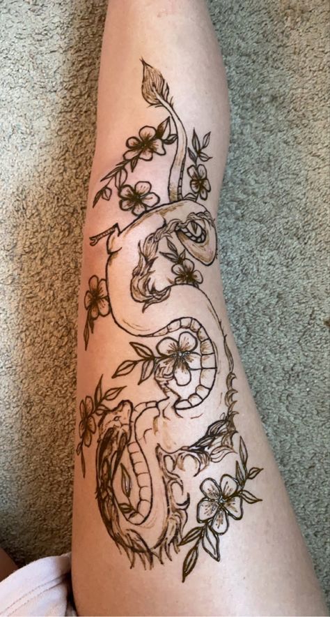 Leg Drawings Tattoo Easy, Henna Dragon Designs, Henna Thigh Designs Easy, Henna On Legs Design, Henna Leg Tattoo Designs, Henna Ideas Leg, Henna Designs Dragon, Leg Drawings On Leg, Henna Tattoo Designs Dragon