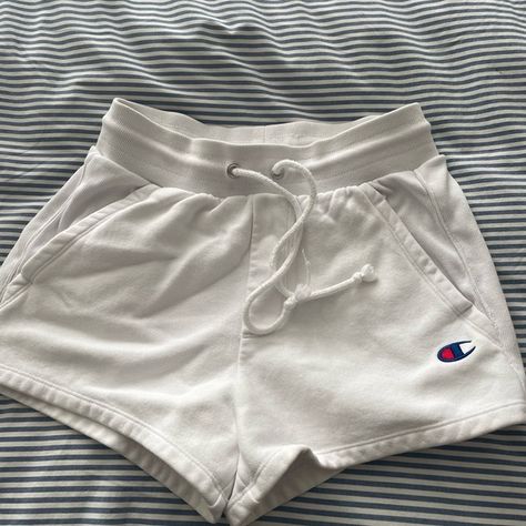 White champion sweat shorts White Comfy Shorts, Summer Fits Sweat Shorts, Comfy Shorts Aesthetic, White Lounge Shorts, Sweatpants Shorts Outfit, Champion Shorts Womens, Sweat Shorts Outfit, Champion Outfit, White Sweat Shorts