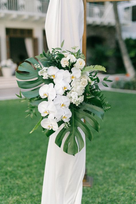 Wedding Centerpieces Beach, Tropical Wedding Centerpieces, Tropical Bridal Bouquet, Tropical Wedding Bouquets, Bouquet Green, Tropical Wedding Theme, Hawaii Beach Wedding, Tropical Wedding Decor, Palm Wedding