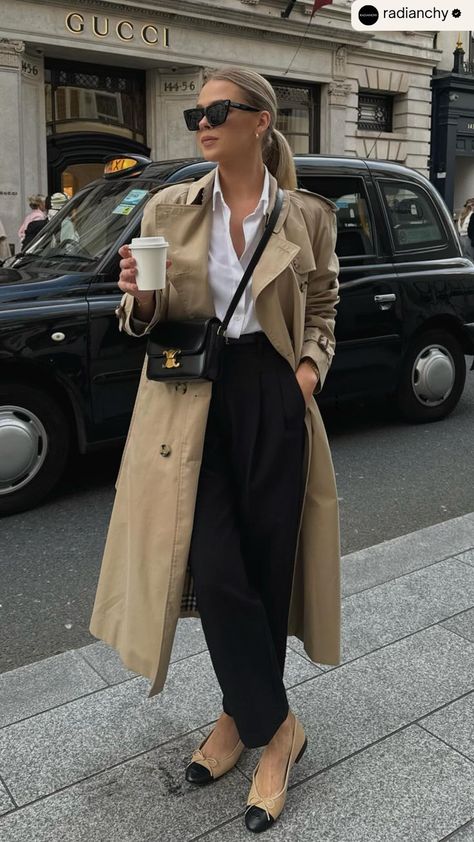 Eleve seus looks de trabalho com um trench coat! Elegante, prático e perfeito para os dias mais frios. #trenchcoat #looktrabalho #modafeminina #ootd #modafeminina #lookdodia #estilo #fashion #outfit #styleinspiration #trenchcoat #tendencia #workwear #casualstyle Casual Trench Coat Outfit, London Winter Outfits, Trent Coat, Trench Outfit, September Outfits, Ballet Flats Outfit, Closet Basics, Summer Office Outfits, Work Women