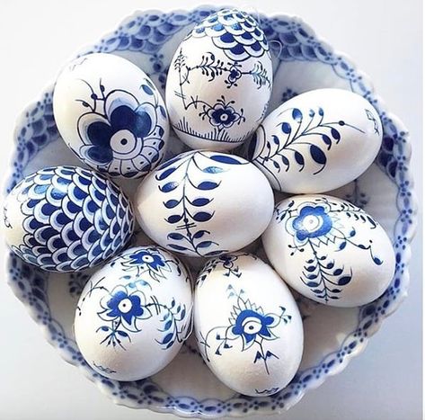 I am so in love with these Royal Copenhagen inspired Easter eggs! They are stunning and far too pretty to eat! Repost @charlottelouisaknights Cool Easter Eggs, Diy – Velikonoce, Easter Week, Victoria Magazine, Painted Eggs, Decorated Eggs, Happy Easter Wishes, Easter Egg Designs, Easter Egg Crafts