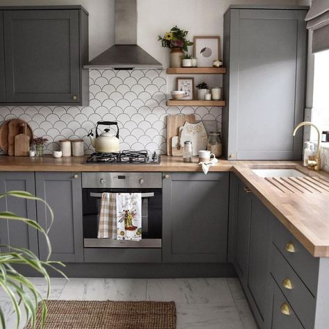 When it comes to kitchen ideas in shades of grey, consider every surface, from walls to worktops and everything in between. For subtle contrast, two different shades of the same calm colour tend to work better on cabinetry than three or four, which can look like a design mistake. Серая Кухня, Grey Kitchen Designs, Cosy Kitchen, Grey Kitchen Cabinets, Dark Cabinets, Grey Kitchens, Kitchen Room Design, Kitchen Inspiration Design, Kitchen Units