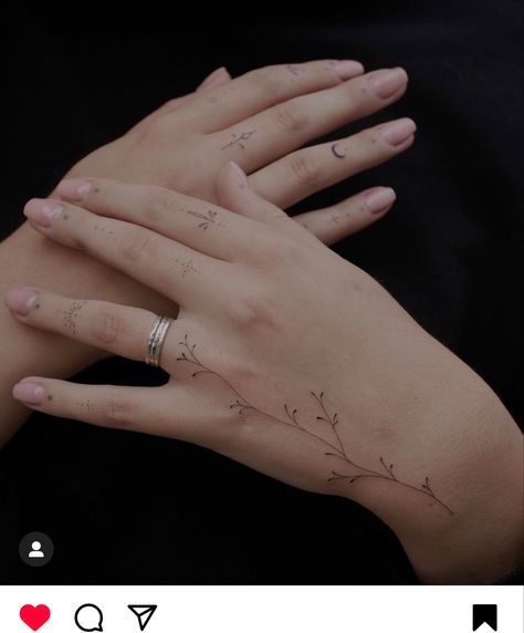 Ornaments Tattoo, Jagua Henna, Small Finger Tattoos, Finger Tattoo For Women, Ankle Tattoos For Women, Hand And Finger Tattoos, Finger Tattoo Designs, Tattoo Hand, Hand Tattoos For Women