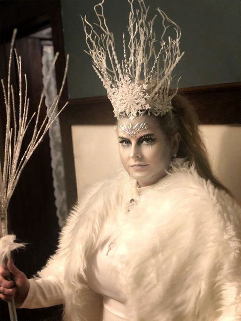 Ice Goddess Costume, Snow Queen Costume Diy, Winter Costume Ideas, King And Queen Costume, Beanie Ideas, Snow Queen Costume, Ice Queen Makeup, Ice Queen Costume, Cabaret Costume