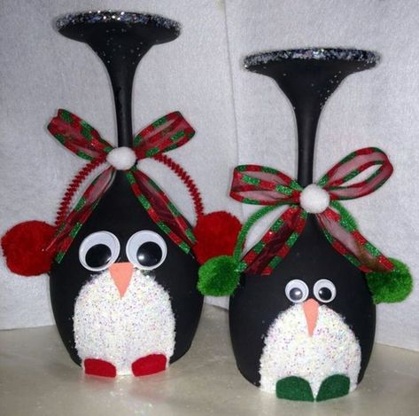 Wine Glass Christmas Decorations, Christmas Wine Glass Candle Holder, Christmas Candle Holders Diy, Christmas Gift Ideas For Friends, Diy Christmas Gift Ideas, Wine Bottle Crafts Christmas, Christmas Candles Diy, Christmas Wine Glasses, Wine Glass Candle