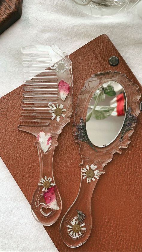 Resin Comb And Mirror, Mirror Resin Art, Resin Comb, Diy Wedding Ring, Mirror Resin, Resin Mirror, Pressed Flower Crafts, Flower Resin Jewelry, Resin Crafts Tutorial