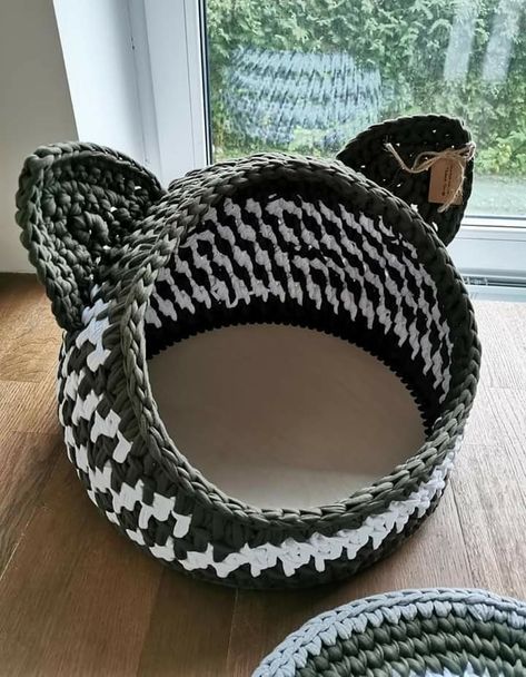 Crochet Cat Beds, Free Crochet Hats, Scarf Crochet Patterns, Crochet Basket Patterns, Crochet Patterns Easy, Kat Haken, Cover Up Crochet, Crochet Bed, Bed For Cats