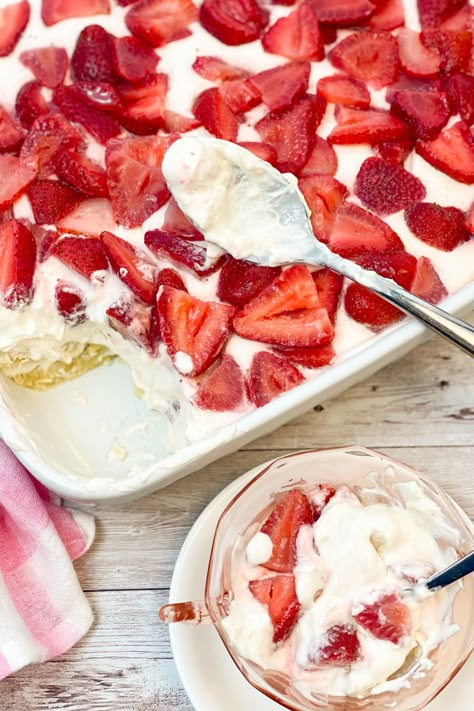 keto no bake strawberry cheesecake being served from a white rectangle dish. Strawberry Cream Cheese Dessert, Fresh Strawberry Topping, Sugar Free Strawberry Cheesecake, No Bake Strawberry Cheesecake, Keto No Bake, Cheesecake Keto, Strawberry Things, Strawberry Dessert Recipes, Keto Baking