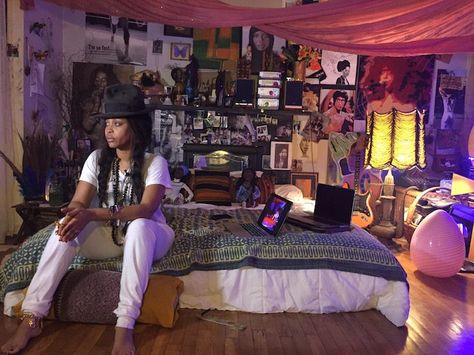 Erykah Badu Black Hippie Aesthetic, Spiritual Room Ideas, Erykah Badu Style, Spiritual Bedroom, Spiritual Room, Black Hippy, Earthy Bedroom, Hippy Room, Erykah Badu