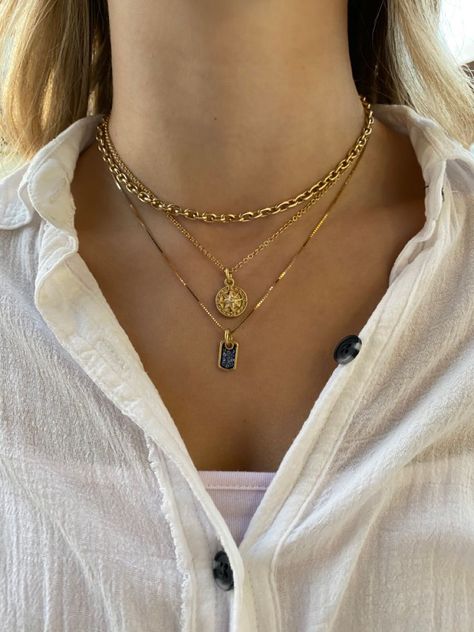 Stacked Chains Layered Necklace, Jewelry Layering Aesthetic, Necklace Stacks Gold, Gold Layered Necklace Aesthetic, Necklace Stacking Ideas, Layered Gold Necklaces Aesthetic, Layered Jewelry Aesthetic, Stacked Jewelry Necklaces, Gold Necklaces Aesthetic