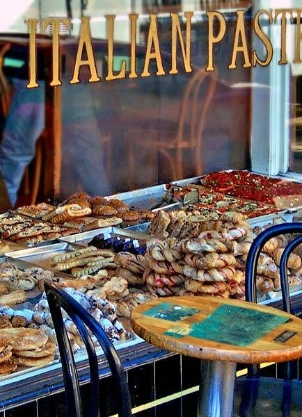 Bizzy Oven Mitt Bakery: Creative Window Displays Italian Style, Positano, Italian Bakery, Italian Life, Italian Heritage, Colmar, Rhode Island, On Display, Toscana