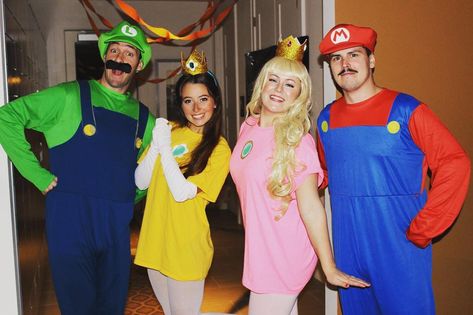 Group Of 4 Halloween Costumes Couples, 4 People Halloween Costumes, 4 Person Halloween Costumes, Disfraz Toy Story, Mario Halloween Costumes, Girl Group Halloween Costumes, Cute Group Halloween Costumes, Group Of 4, Trio Halloween Costumes