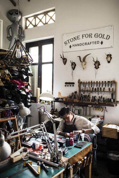 Leather Shop Interior, Leather Workshop Studio, Leather Workshop Ideas, Artisan Shop, Leather Studio, Design Studio Workspace, Workshop Studio, Tent Design, Leather Craftsmen