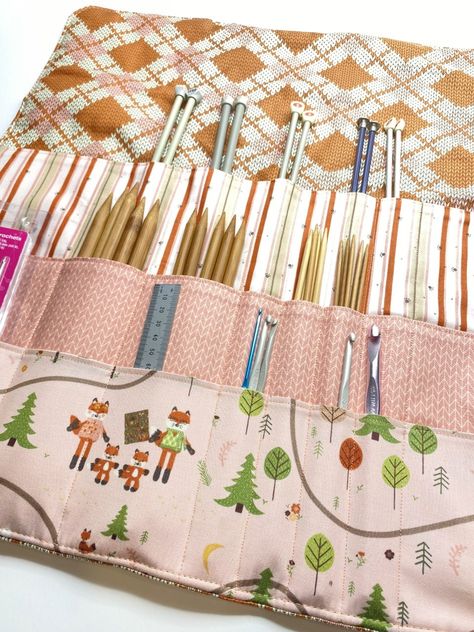 Sew Knitting Needle Case Free Pattern, Diy Crochet Hook Case, Knitting Needle Case Pattern, Knitting Needle Holder, Diy Crochet Hook, Needle Roll, Crochet Hook Roll, Crochet Hook Organizer, Knitting Needle Storage