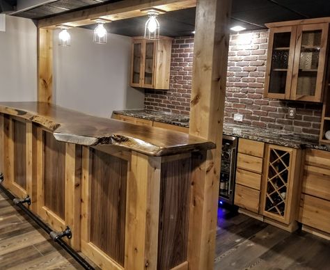 Live Edge Coffee Bar, Pub Style Basement Bar, Live Edge Kitchen Island, Taverna Medieval, Live Edge Kitchen, Live Edge Bar Top, Rustic Basement Bar, Garden Bars, Home Bar Plans