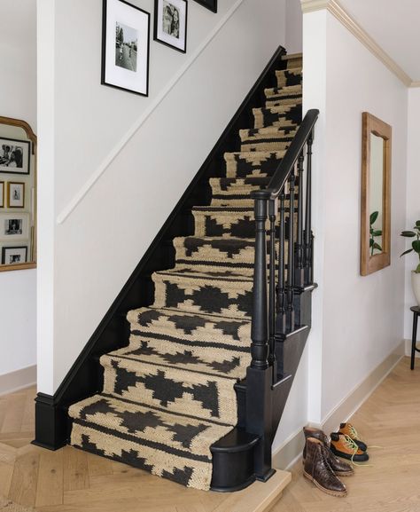 Black Painted Stairs, Stairs Entryway, Black Stair Railing, Home Decor Stairs, Stair Railing Makeover, Black Staircase, Decor Stairs, Black Stairs, Staircase Runner