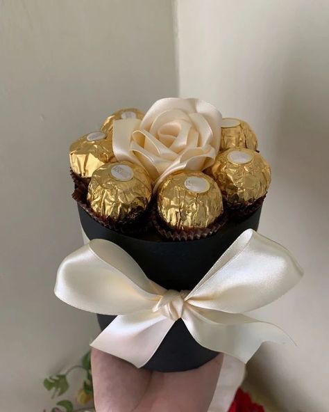 Mini budget friendly chocolate bouquet🖤 Dm for orders @crafting_with_zana #chocolate#chocolatebouquet#bestgiftideas#giveitsmall#humble#customisedgiftsandhampers🛍🎁#handmade#crafts#minibouquet#happiness#affordablegifts#share#like#follow Chocolate Bouquet Ideas Creative, Mini Chocolate Bouquet, Chocolate Gift Ideas, Diy Chocolate Gift, Globe Gift, Photo Gifts Diy, Diy Graduation Gifts, Diy Graduation, Bridal Braids