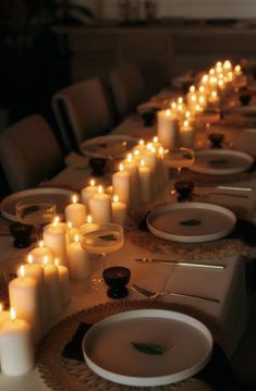 Dinner Party Candlelight, Candle Lit Dinner Party Aesthetic, Candlelight Dinner Party, Candlelit Dinner Party, Romantic Dinner Table Decor, Intimate Dinner Party Decor, Cena Aesthetic, Kitchen Dinner Ideas, Party Dinner Ideas