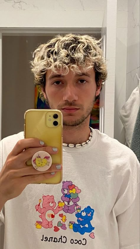 Frosted Tips Hair Men Curly, Men Blonde Highlights, Blonde Hair Men, Bleached Hair Men, Jeremy Zucker, Beach Blonde Hair, Curly Highlights, Frosted Tips, Men Blonde Hair