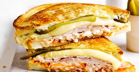 Essen, Turkey Reuben, Reuben Recipe, Toasted Sandwich Recipes, Reuben Sandwich Recipe, Cheese Toasties, Grilled Sandwiches, Meals For Four, Cheese Sandwich Recipes