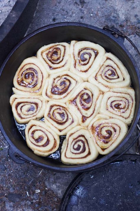 Camping Cinnamon Rolls, Campfire Cinnamon Rolls, Camping Recipes Breakfast, Camping Breakfast, Dutch Oven Cooking, Summer Corn Salad, Dutch Oven Recipes, Summer Corn, Campfire Food