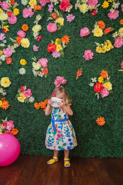 How to Make a DIY Boxwood Backdrop | Cake & Confetti Boxwood Backdrop, Idea Cake, Cake Confetti, 10th Anniversary Party, Grass Backdrops, Backdrop Diy, Flower Wall Backdrop, Green Backdrops, Diy Backdrop