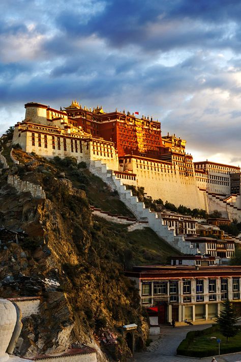 Buddhist Monastery, Tibet Travel, Potala Palace, Travel Nepal, The Dalai Lama, Lhasa, Travel Packages, Bhutan, Dalai Lama