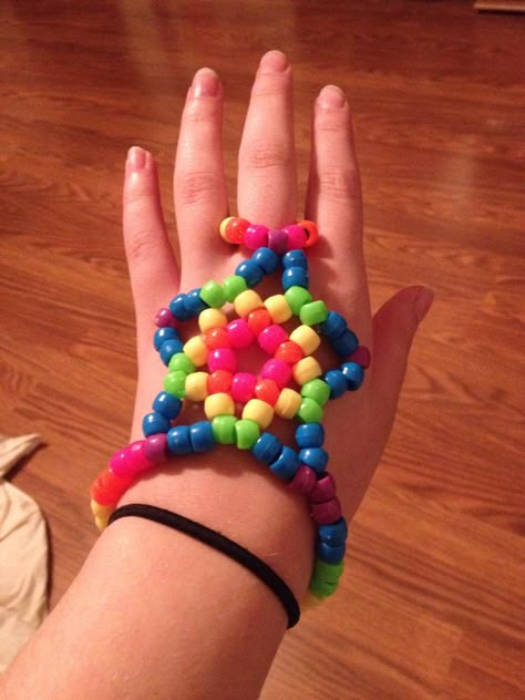 My kandi hand star Kandi Star Glove Tutorial, Kandi Star Glove, Kandi Star Ideas, 4 Color Combos, Triple Baka Squad, Preppy Beads, Kandi Diy, Kandi Crafts, Kandi Star