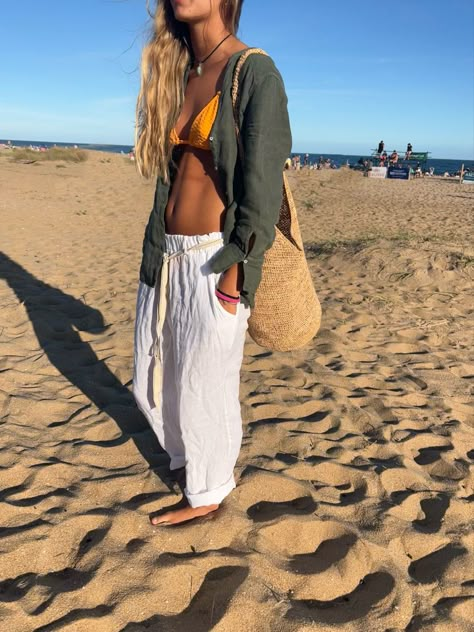 Surfer Boho Style, Surf Rock Concert Outfit, Beach Grunge Outfits, Surfer Aesthetic Outfits, Surf Girl Outfits, Surfer Outfits, Surfer Style Outfits, Surf Aesthetic Outfit, Surfer Clothing