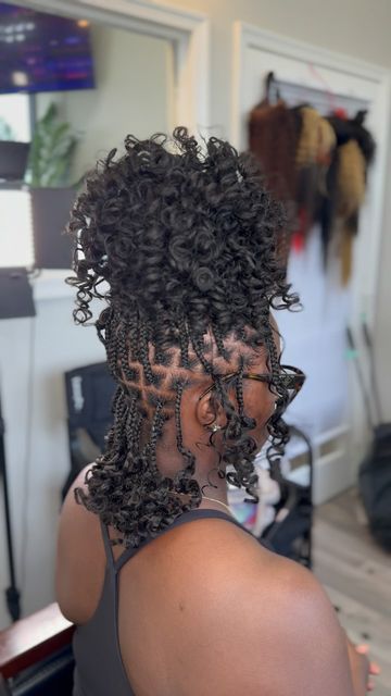 b_Obsessed on Instagram: "That’s what we’re talking about , giiiiirl! flat,shine,straight knotless ❤️  5471 Baltimore national park catonsville MD 21229  ☎️ 4438913610   Follow @b_obsessed_hair_braiding b_obsessed_hair_braiding for more content and hair inspos❤️ b_obsessed_hair_braidir #dmvbraider #baltimorebraider #baltimorehairstylist #reels #explorepage #trending #bohostyle #knotlessbraids #knotlessboxbraids #boxbraids #knotless #bohemianstyle #bohemianknotlessbraids5471 Baltimore national park catonsville MD 21229" Braided Bob With Curly Ends, Bob Braids With Curly Ends, Bob Box Braids With Curly Ends, Curly Bob Braids, Box Braids Curly Ends, Braids With Curly Ends, Box Braids Bob, Bob Braids, Hair Braiding