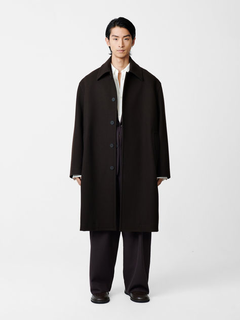 A key style from our AW24 collection, our new Cover Coat in Espresso has been tailored to last a lifetime. Cut from a warm wool blend that hangs beautifully from the frame, it has a boxy, oversized fit and minimal detailing. Mens Wool Trench Coat, Mens Outwear, Black Coat Men, Oversized Wool Coat, Long Black Coat, Black Winter Coat, Studio Nicholson, Wool Trench Coat, Mens Outerwear