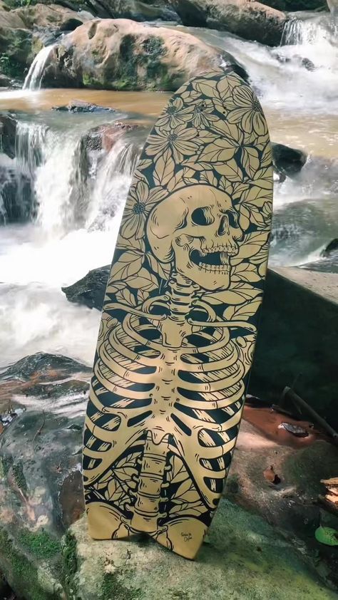 Shape de skate personalizado 🖤#customskateboard #art #skateboardart #painting #handmade Flower Skateboard Design, Skateboard Custom Design, Skate Deck Art Ideas, Skate Board Painting Idea, Longboard Painting Ideas, Skateboard Deck Art Diy, Skateboard Design Diy Paint, Longboard Deck Art, Painting Skateboards