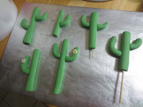 FONDANT CACTUS TUTORIAL – How to make a fondant saguaro cactus | Byrdie Girl Custom Cakes Piping Cookies, Fondant Cactus, Transport Cake, Succulent Cakes, Cactus Cupcakes, Indian Cake, Chocolate Hazelnut Cake, Cactus Cake, Hazelnut Cake