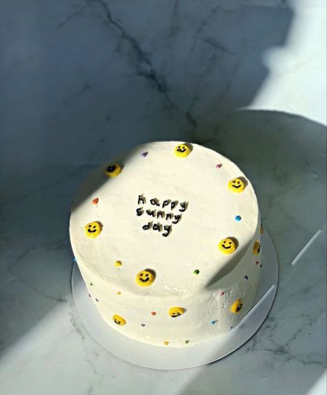 Bento Cake Design Birthday Boy, Happy Face Birthday Cake, Birth Cakes, Round Birthday Cakes, Cake Designs For Boy, Cake Designs For Girl, Cake Aesthetic, Funny Birthday Cakes, Simple Cake Designs