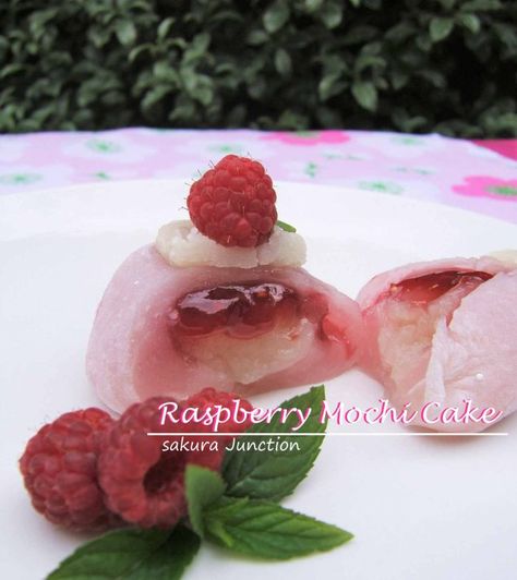 Raspberry Mochi Cake halved Western People, Mochi Cake, Japanese Desserts, Japanese Sweet, Japanese Dessert, Rice Cakes, Traditional Food, Mochi, Japanese Traditional